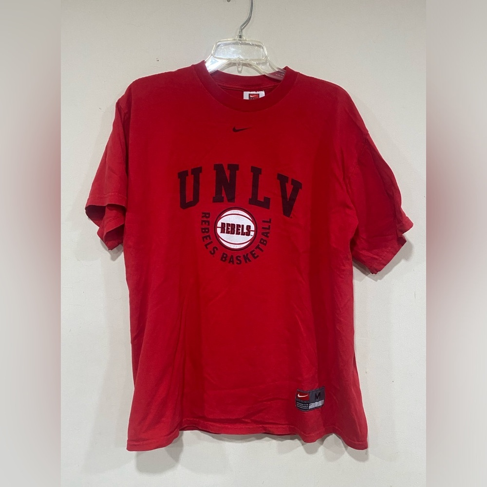 VINTAGE UNLV Rebels Basketball Nike Center Swoosh Tee Size Medium Red